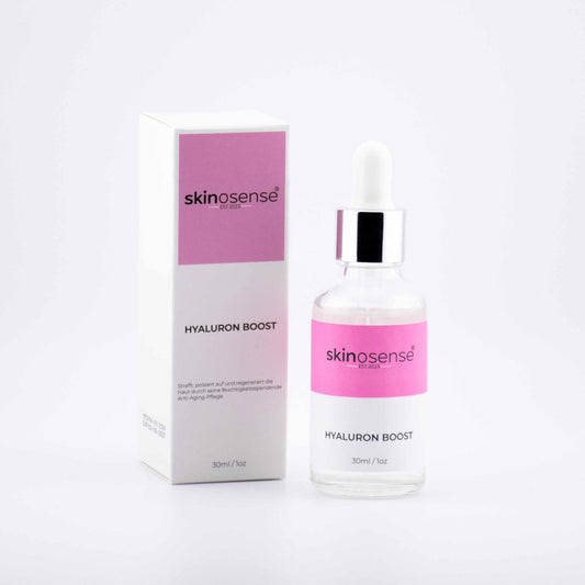 Hyaluron Booster Serum von skinosense, 30ml Flasche, feuchtigkeitsspendend und anti-Falten Wirkung, Nahaufnahme des Serums in Flasche